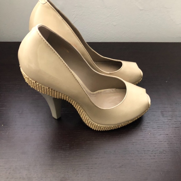 Burberry Heels - Picture 2 of 6